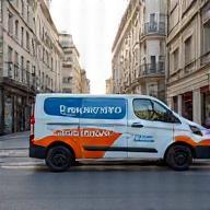Véhicule LavAuto sur une rue de Lyon, illustrant le service mobile