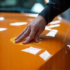 Application de cire protectrice auto par LavAuto à Lyon