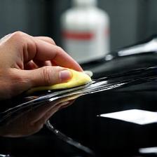 Detailing automobile écologique réalisé à Lyon par LavAuto, finitions sur carrosserie noire