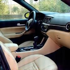Lavage extérieur et intérieur automobile à Lyon, rendu brillant sur carrosserie et sièges